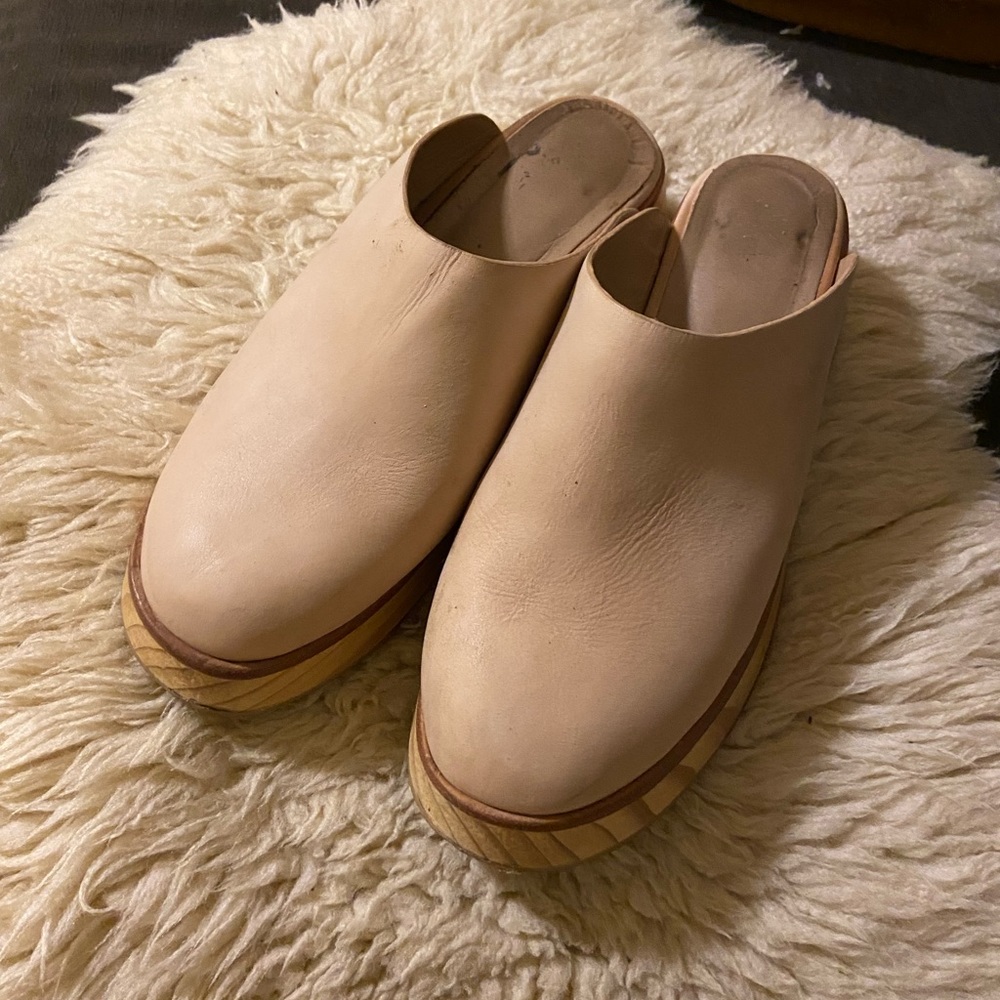 Wal and pai, wooden sole mule
